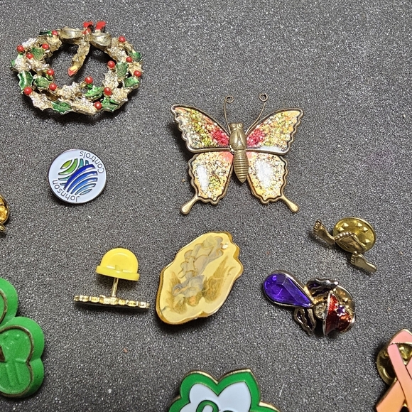 Lot Of 23 Pins And Brooches Different Styles Materials Colors And Shapes see pic - Picture 8 of 8